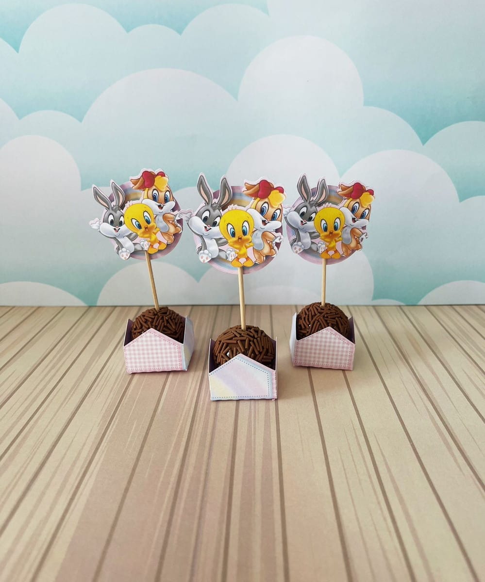Arquivo de Corte Looney Tunes Rosa para Festa Studio e PDF 5 Tres doces decorados com palitos e toppers de personagens infantis sobre fundo de nuvens
