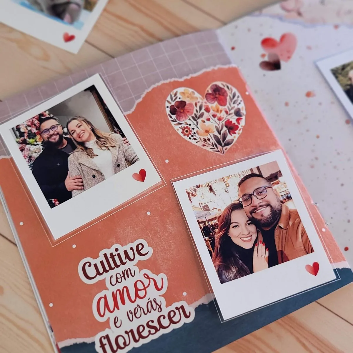 Arquivo de Corte Namorados Cristãos Embalagens e Ilustrações 9 Pagina de scrapbook decorada com fotos de um casal, coracoes e frases escritas.