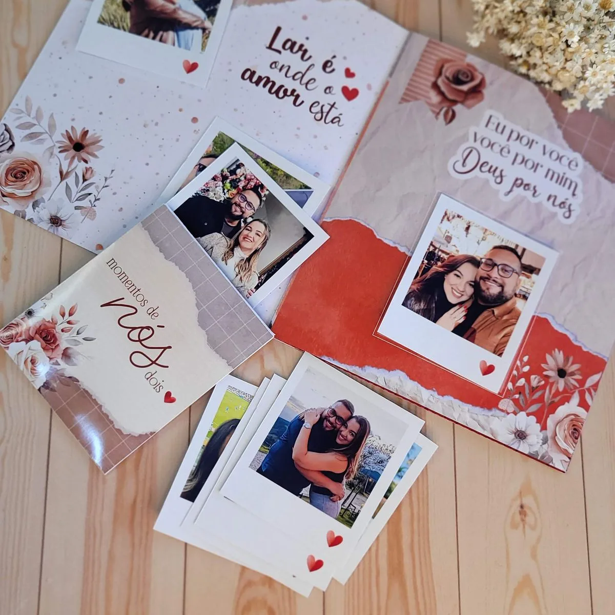Arquivo de Corte Namorados Cristãos Embalagens e Ilustrações 8 Álbum de fotos aberto exibindo imagens de um casal e frases românticas impressas.