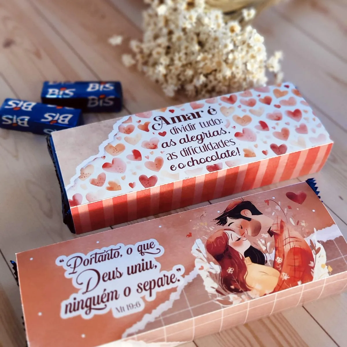Arquivo de Corte Namorados Cristãos Embalagens e Ilustrações 7 Caixa personalizada de chocolate com estampa romântica de corações e mensagem.