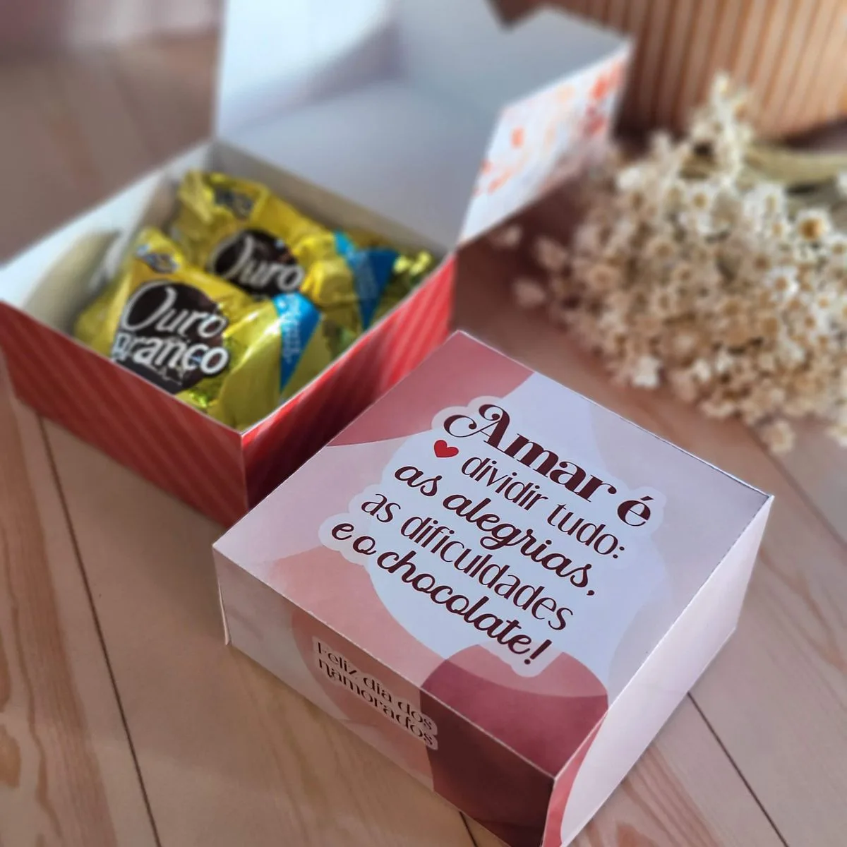 Arquivo de Corte Namorados Cristãos Embalagens e Ilustrações 6 Caixa de presente aberta contendo bombons de chocolate embrulhados em papel amarelo.