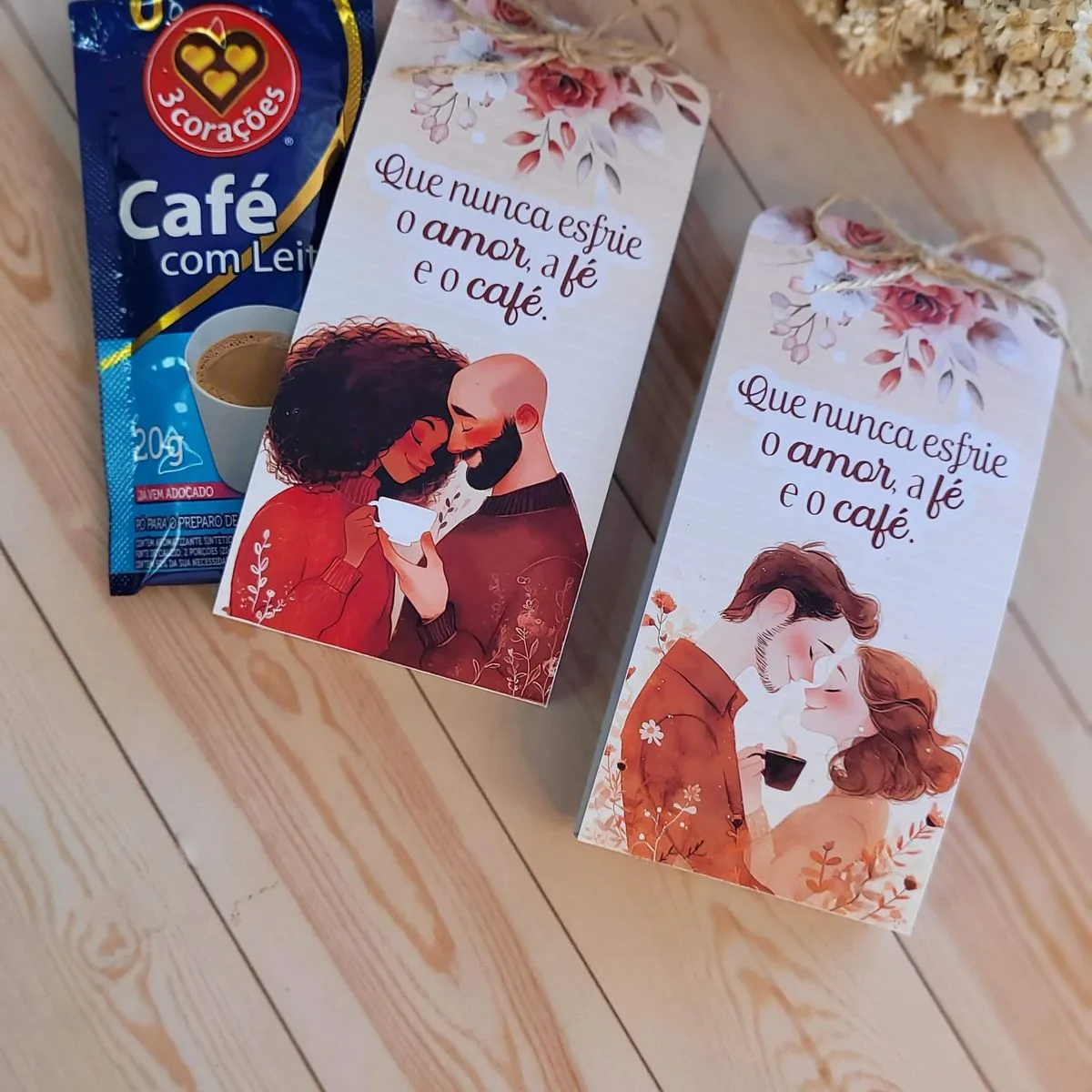 Arquivo de Corte Namorados Cristãos Embalagens e Ilustrações 5 Dois suportes de papel decorados com ilustrações de casais e frases ao lado de café