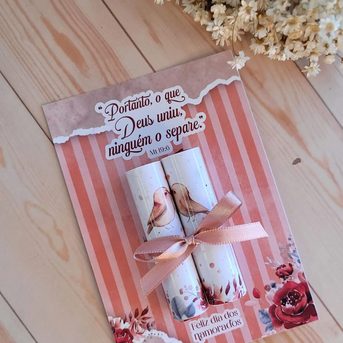 Arquivo de Corte Namorados Cristãos Embalagens e Ilustrações 4 Cartão decorado com frase romântica e dois rolinhos de papel presos por fita.