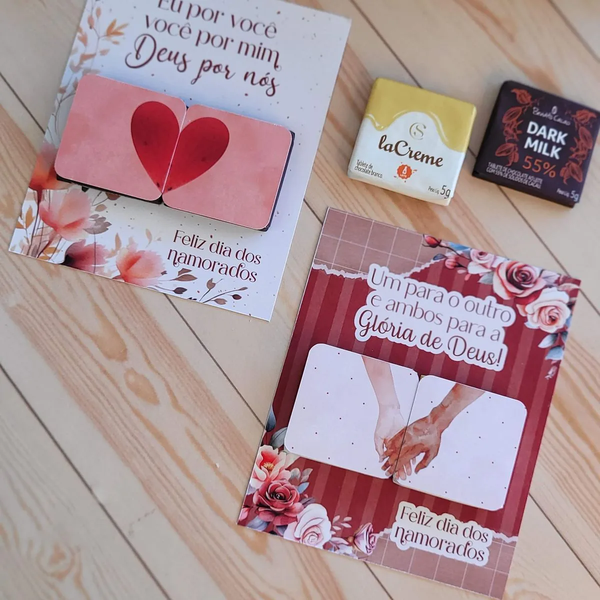 Arquivo de Corte Namorados Cristãos Embalagens e Ilustrações 3 Dois cartões românticos decorados com corações e chocolates pequenos sobre uma mesa de madeira.