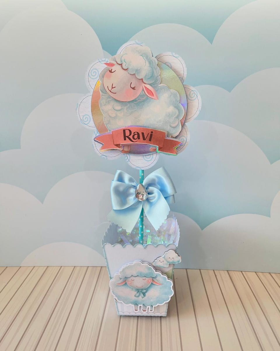 Arquivo de Corte Ovelhinha Azul para Centro de Mesa 1 Topo de bolo decorativo com ilustração de ovelha fofa em tons azulados.