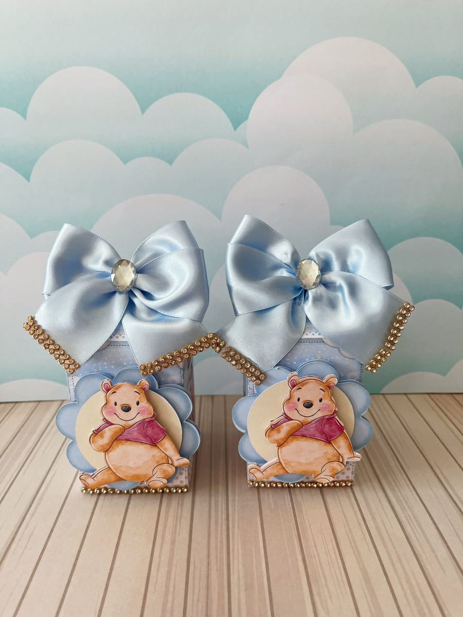 Arquivo de Corte Ursinho Pooh Menino para Festa Infantil 2 Duas caixas decoradas com laços azuis e ursos sobre fundo de nuvens claras.