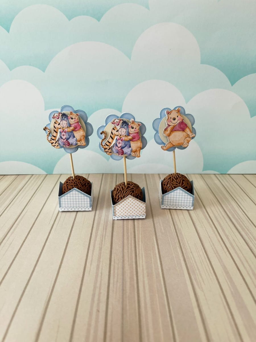 Arquivo de Corte Ursinho Pooh Menino para Festa Infantil 3 Três docinhos decorados com palitos com figuras de personagens infantis em suportes de papel.