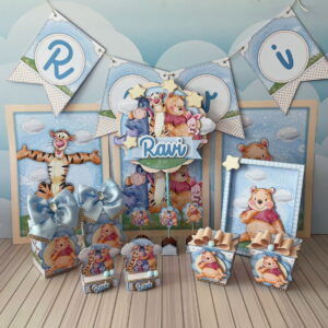 Decoração de festa infantil personalizada com personagens de urso e amigos em tons azuis.