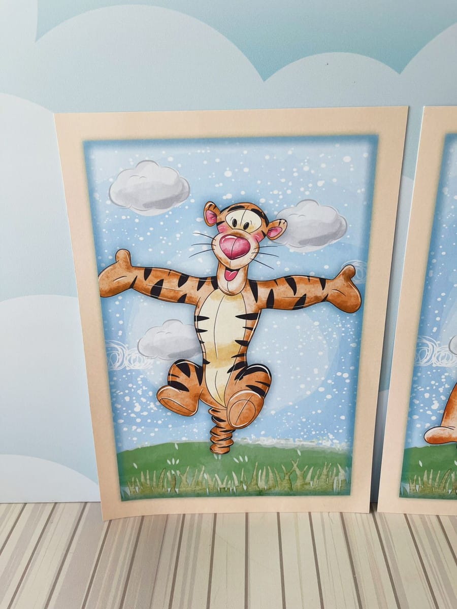 Arquivo de Corte Ursinho Pooh Menino para Festa Infantil 5 Ilustração de um tigre animado laranja pulando alegremente sobre fundo azul com nuvens.