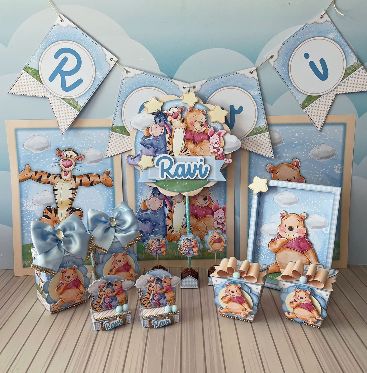 Arquivo de Corte Ursinho Pooh Menino para Festa Infantil 1 Decoração de festa infantil personalizada com personagens de urso e amigos em tons azuis.