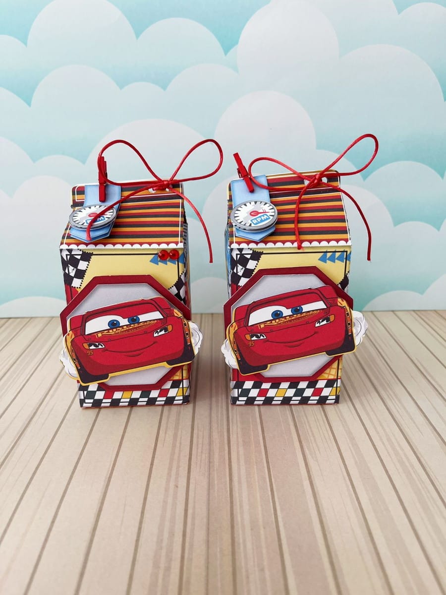 Arquivo Digital Festa Carros Disney para Corte e Impressão 2 Duas caixas personalizadas em formato de leite com ilustrações de carros de corrida.