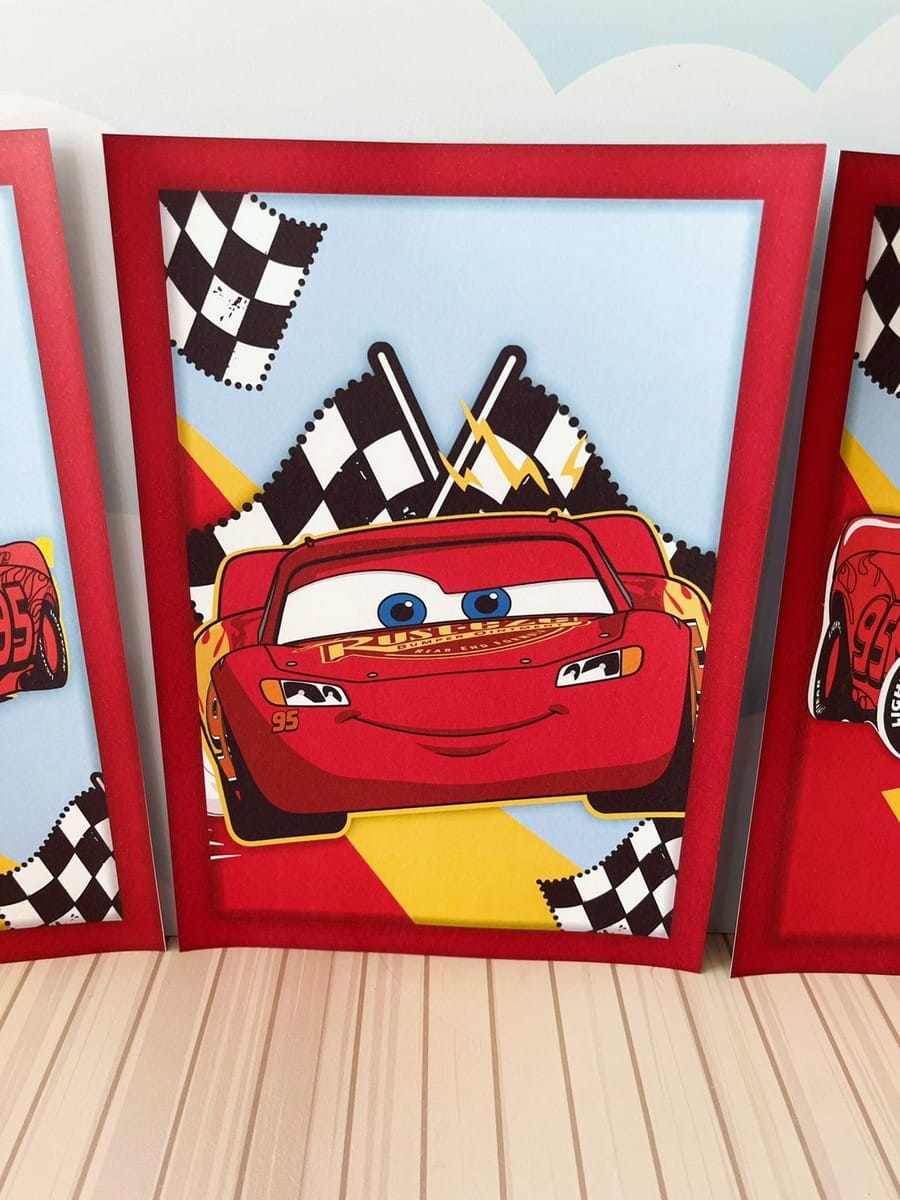 Arquivo Digital Festa Carros Disney para Corte e Impressão 3 Cartões de papel ilustrados com desenho de carro vermelho e bandeiras de corrida quadriculadas.