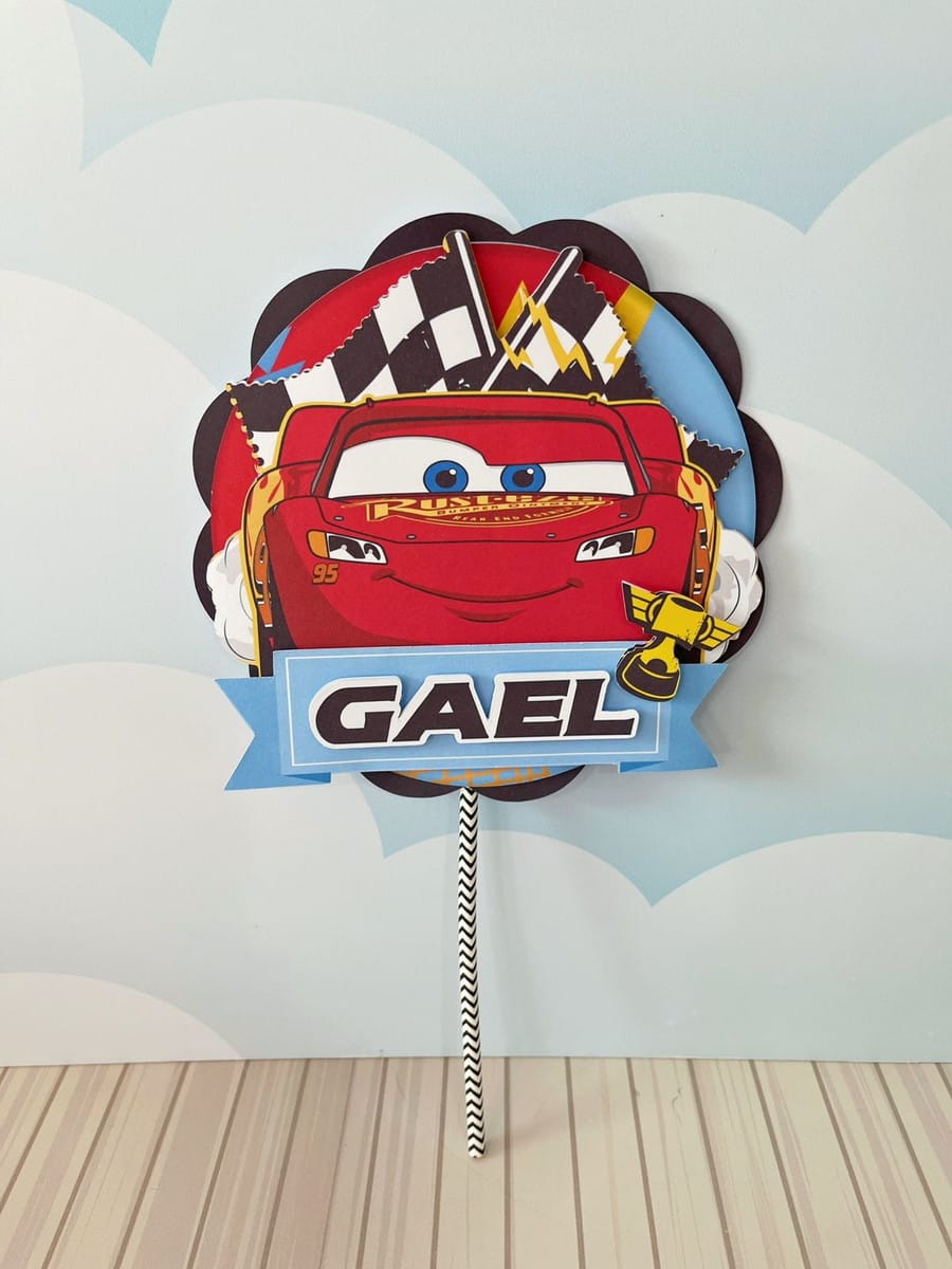 Arquivo Digital Festa Carros Disney para Corte e Impressão 5 Topo de bolo personalizado com desenho de carro vermelho e nome em destaque.