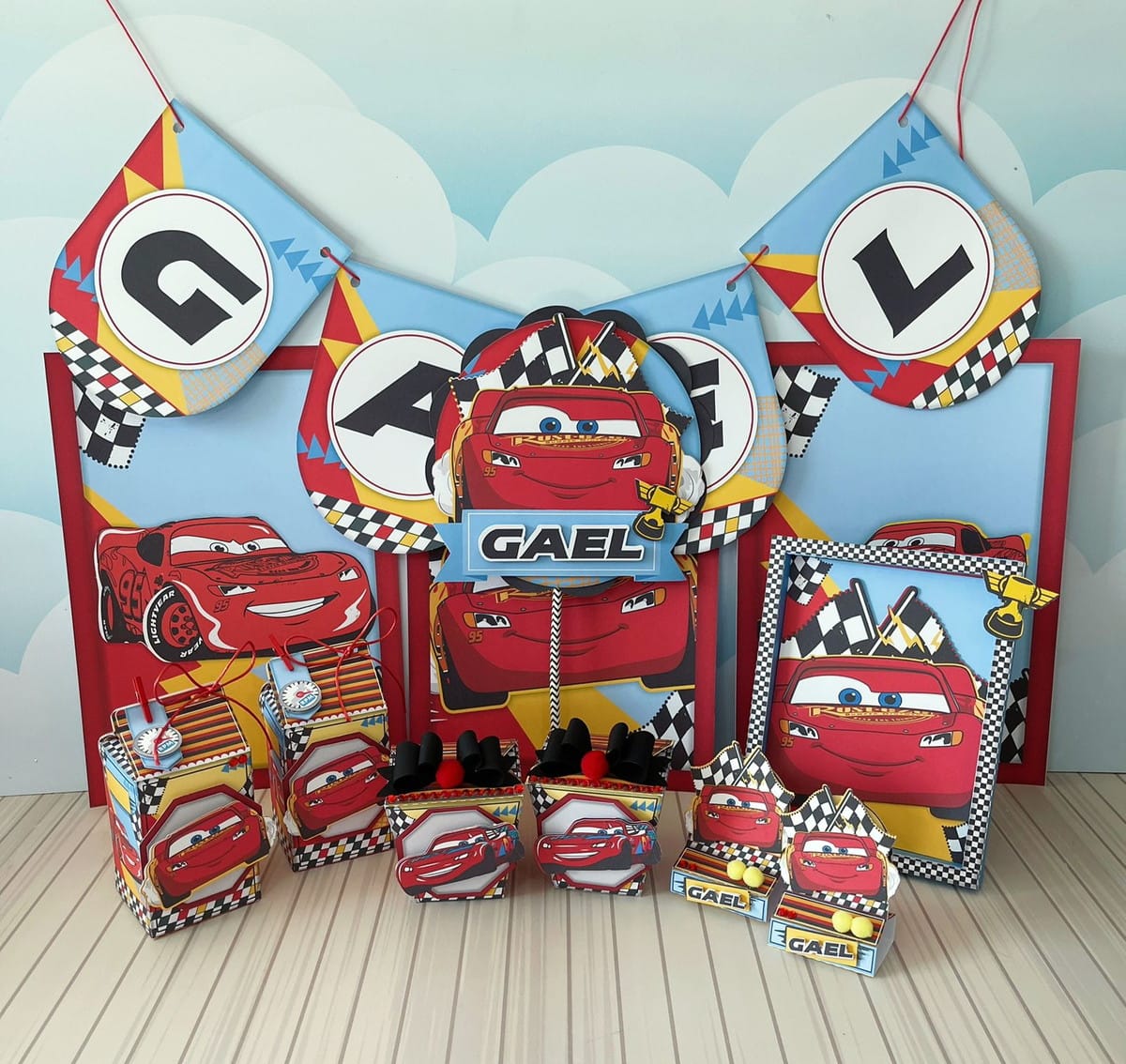 Arquivo Digital Festa Carros Disney para Corte e Impressão 1 Kit de festa com tema de carros de corrida em papel colorido.