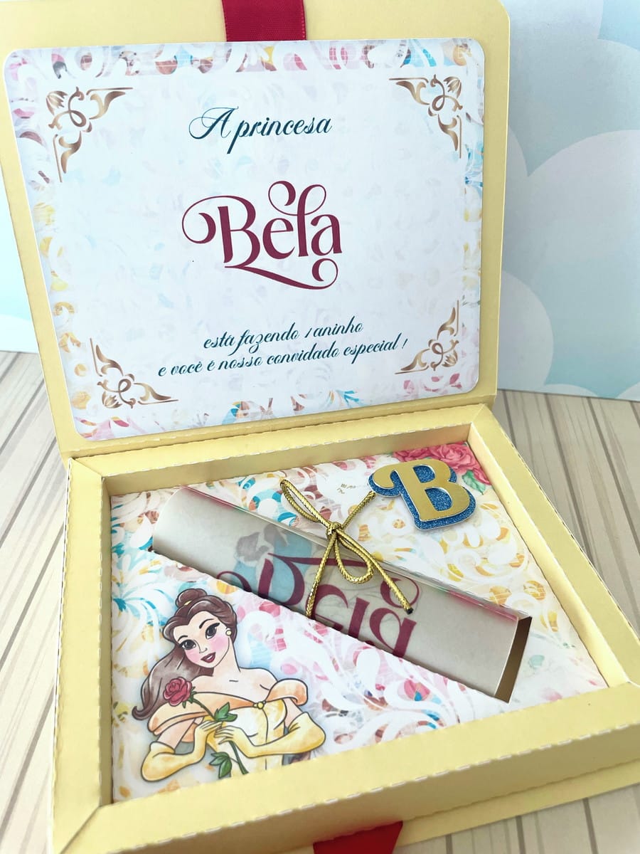 Arquivo Digital Festa Luxo Bela e a Fera para Imprimir 4 Caixa amarela aberta com convite enrolado e ilustração de princesa com vestido amarelo.