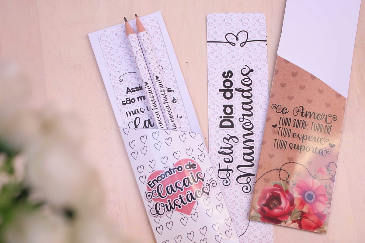 Arquivo Digital Lembrancinha Cristã para Encontro de Casais 2 Dois marcadores de página personalizados com lápis encaixados, decorados com corações e frases românticas.