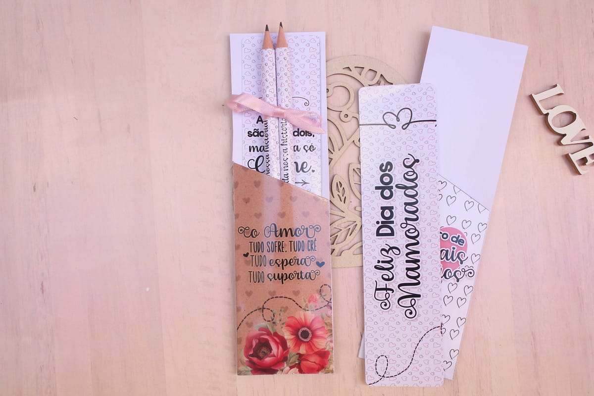 Arquivo Digital Lembrancinha Cristã para Encontro de Casais 4 Marcadores de página temáticos com lápis decorados sobre uma mesa.