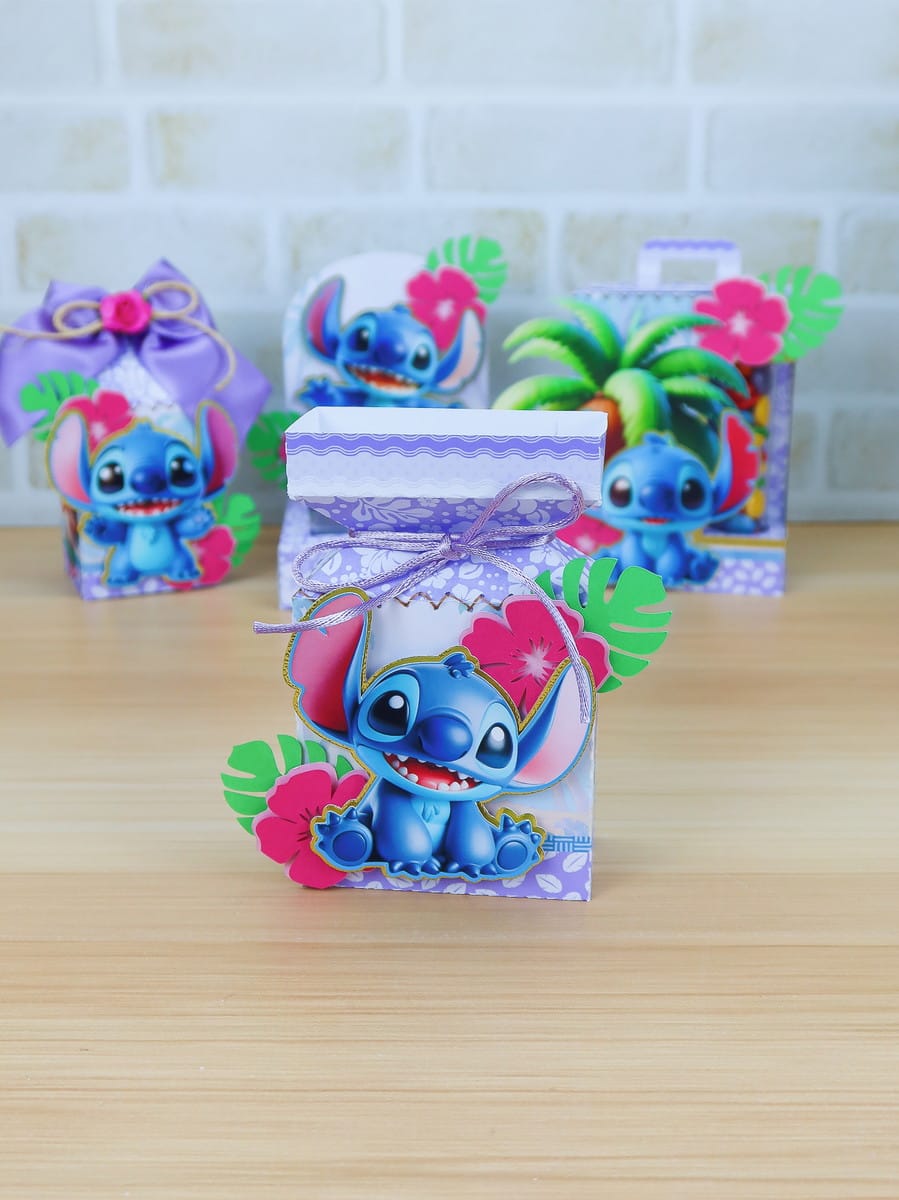 Arquivo Festa Stitch Lilás para Silhouette Studio 3 Caixas de papel decoradas com ilustrações de criatura azul e flores tropicais coloridas.
