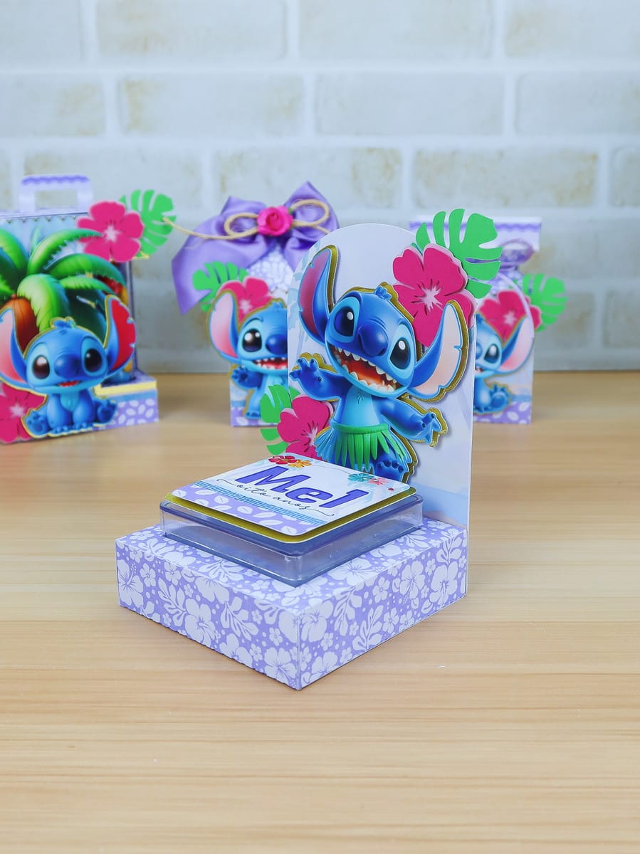 Arquivo Festa Stitch Lilás para Silhouette Studio 5 Caixas de lembrancinhas personalizadas com tema de personagem azul e flores tropicais coloridas.