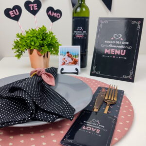 Mesa posta romântica com designs de Dia dos Namorados, incluindo menu e rótulo.