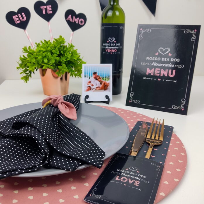 Arquivo Digital Jantar Romântico para o Dia dos Namorados 46 Mesa posta romântica com designs de Dia dos Namorados, incluindo menu e rótulo.