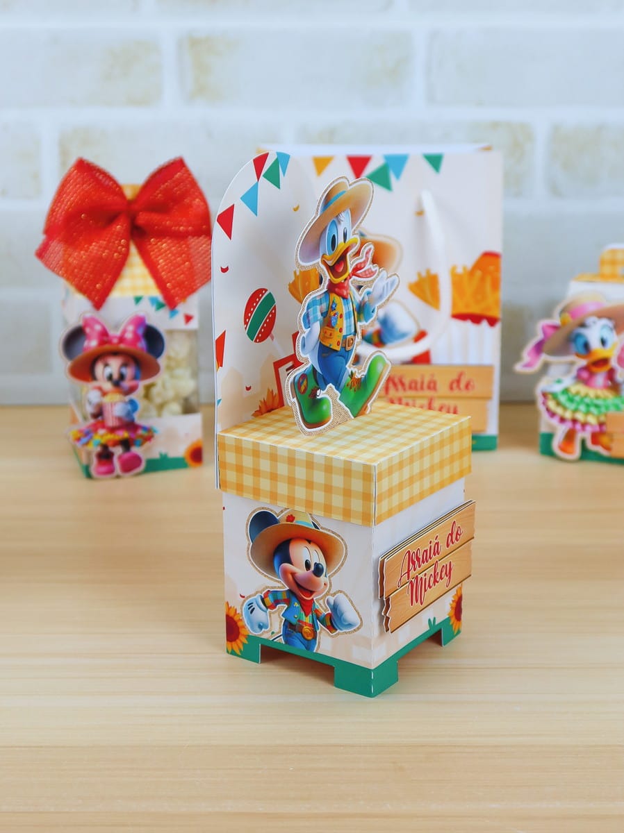 Arraiá da Turma do Mickey Studio para Festa Junina 3 Caixa de papel personalizada com personagens infantis vestidos para festa de tema caipira