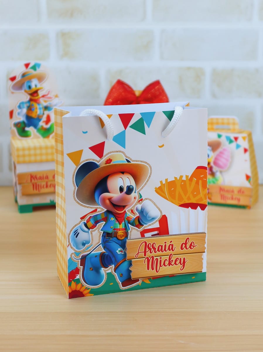 Arraiá da Turma do Mickey Studio para Festa Junina 4 Sacola de papel decorada com desenho de camundongo vestido de caipira.