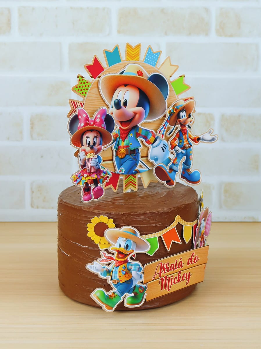 Arraiá da Turma do Mickey Studio para Festa Junina 5 Bolo de chocolate com topo de personagens vestidos de festa junina.