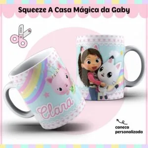 Arte Caneca a Casa Mágica da Gabby 3 Duas canecas brancas com estampa infantil de menina e gatinho em fundo colorido.