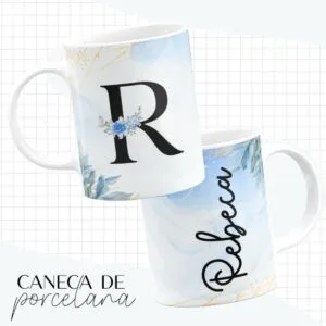 Arte Caneca Alfabeto Floral Azul 15 Duas canecas brancas com estampa azul, flores, letras e fundo de grade quadriculada.