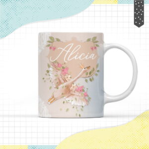 Caneca branca estampada com cisne coroado e flores em fundo quadriculado colorido.