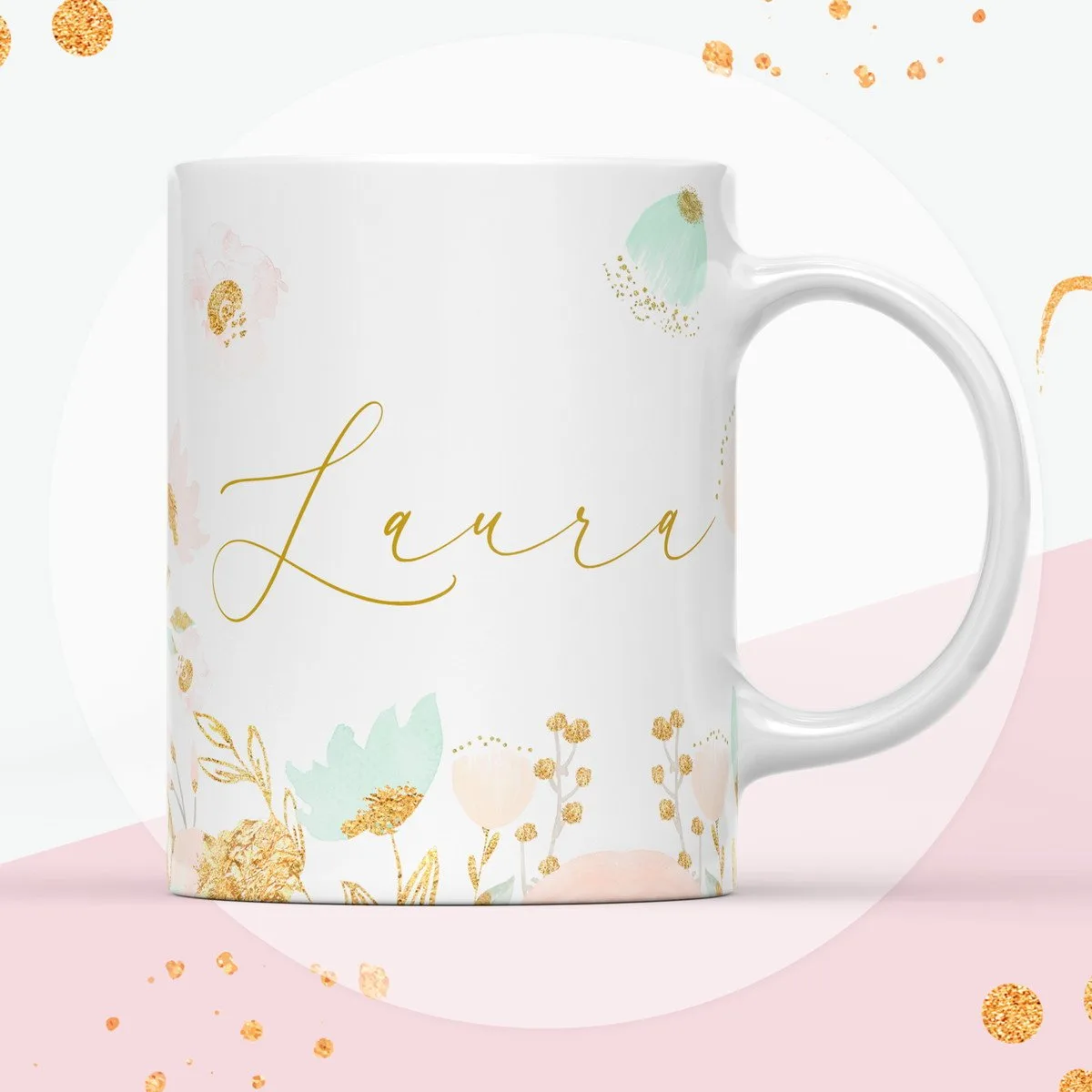 Caneca branca personalizada com estampas de flores delicadas em tons pastéis e dourado.