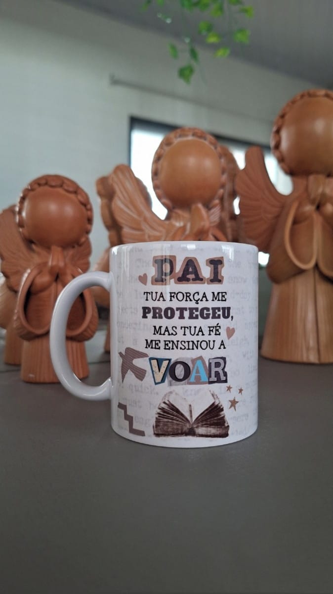 Arte Caneca Dia dos Pais Força e Fé Me Ensinou a Voar 1 Caneca branca estampada com frase em português e ilustrações decorativas sobre fundo neutro