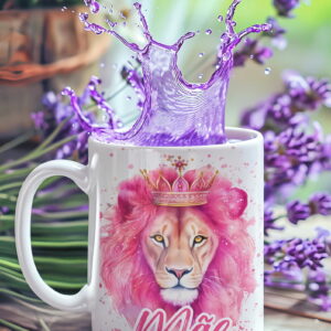 Caneca branca com estampa de leoa coroada e respingo roxo entre flores de lavanda.