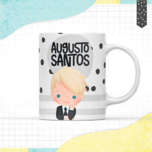 Caneca branca personalizada com ilustração de menino loiro vestindo terno e nome escrito.