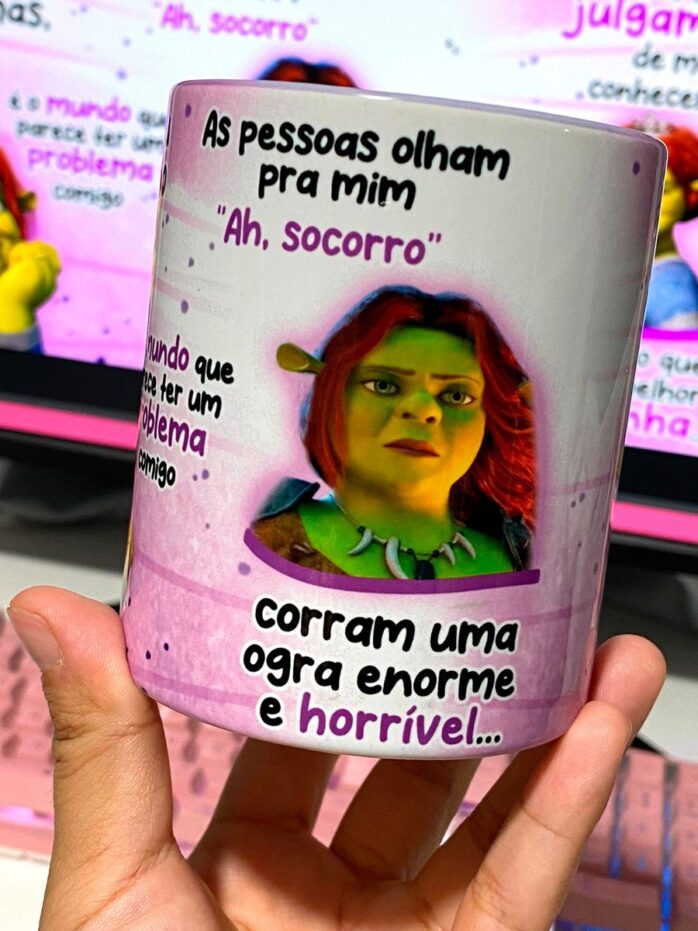 Arte Caneca Não Sou Eu Que Tenho Problemas, Fiona