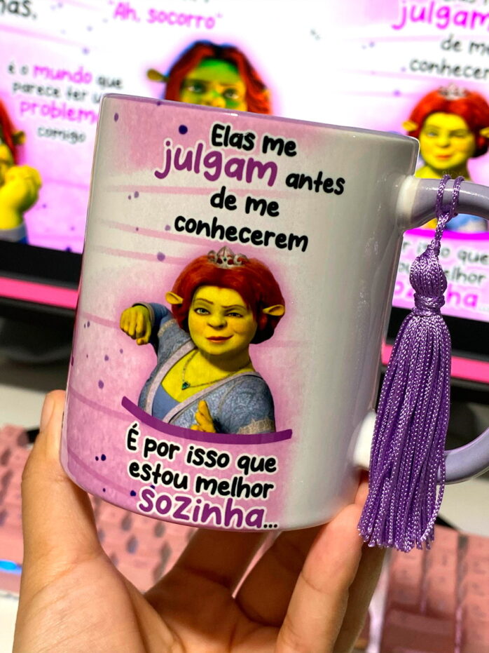 Arte Caneca Não Sou Eu Que Tenho Problemas, Fiona