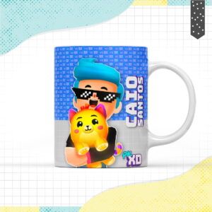 Caneca branca estampada com desenho de personagem de cabelo azul e gato amarelo.