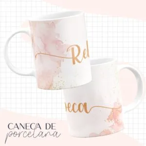 Duas canecas brancas com estampa de aquarela rosa e letras douradas sobre fundo quadriculado.