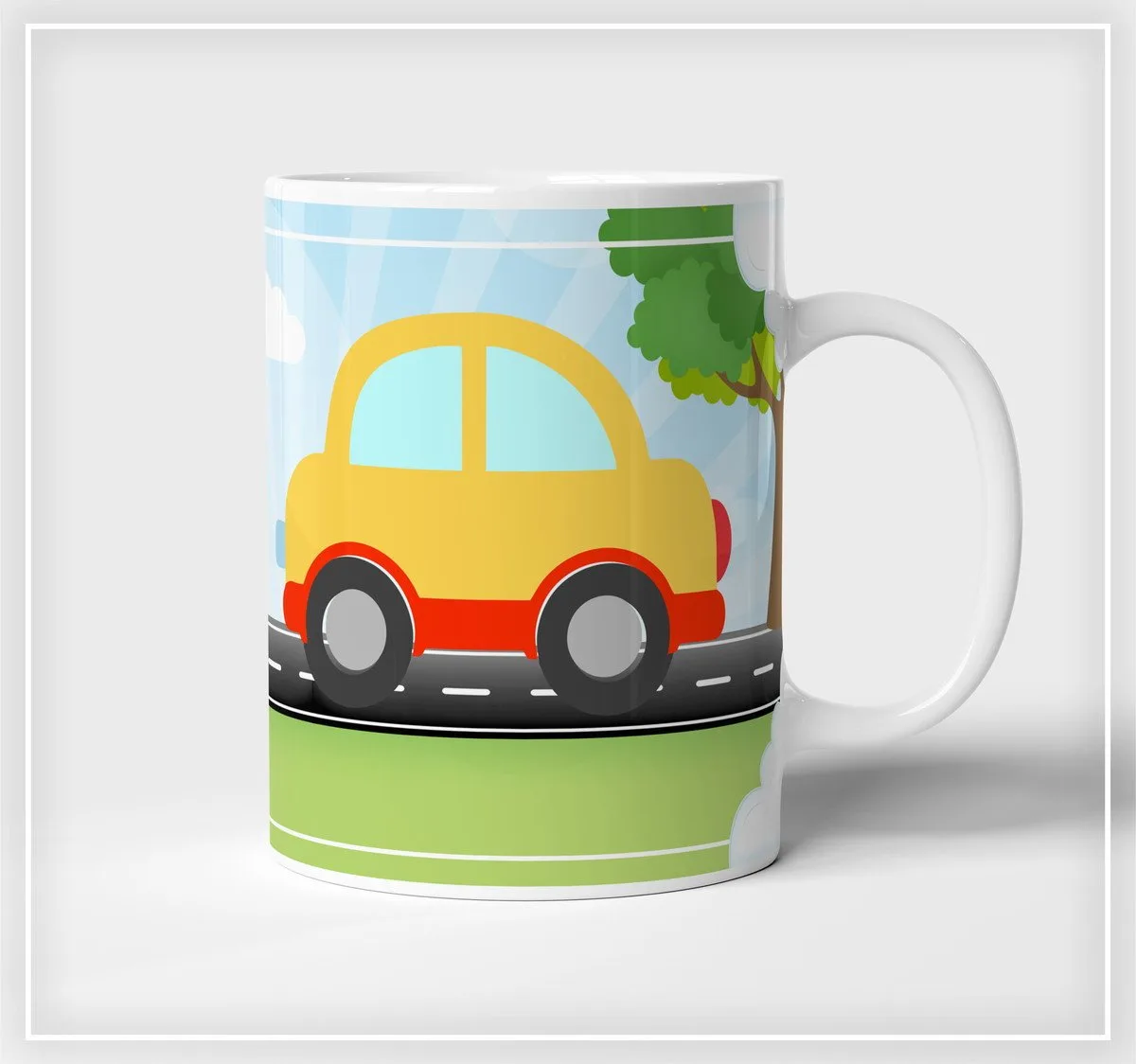 Arte Digital Caneca Carrinhos 1 Caneca branca estampada com desenho animado de um carro amarelo na estrada.