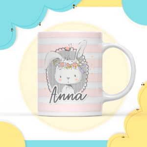 Caneca branca estampada com coelho fofo e nome escrito em fonte cursiva.