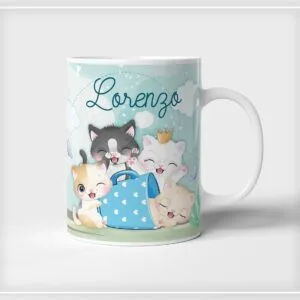 Caneca branca estampada com desenho infantil de quatro gatinhos brincando sobre fundo azul claro