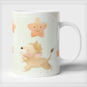 Caneca com arte digital de leãozinho usando coroa e estrelas sorridentes em fundo verde claro.
