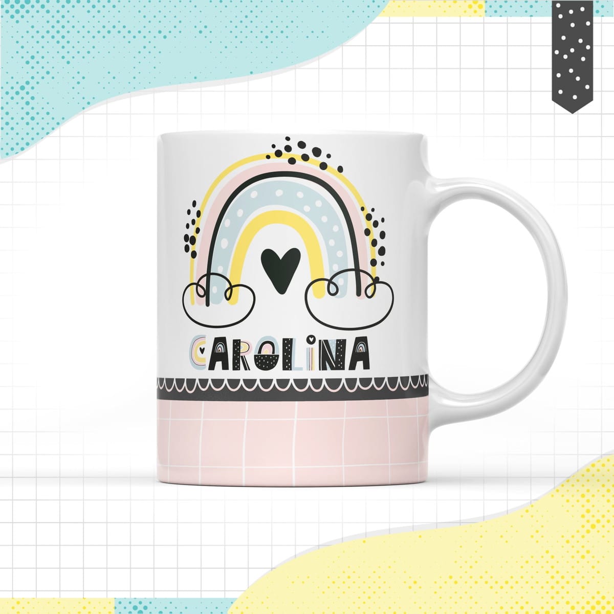 Arte Digital Caneca Menina Minimalista para Sublimação 1 Caneca branca estampada com arco-íris, coração, nome personalizado e padrão quadriculado rosa.