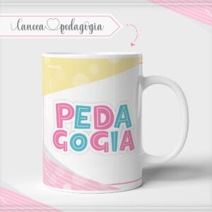 Caneca branca com estampa colorida e a palavra pedagogia em destaque central.