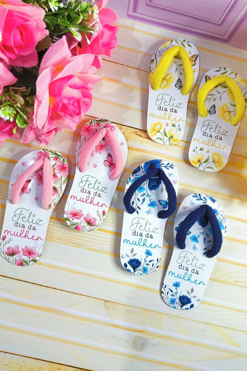 Arte Digital Chinelinho Dia da Mulher com Xuxinha PNG 3 Pares de chinelos decorativos em miniatura com estampas florais e a frase feliz dia da mulher.