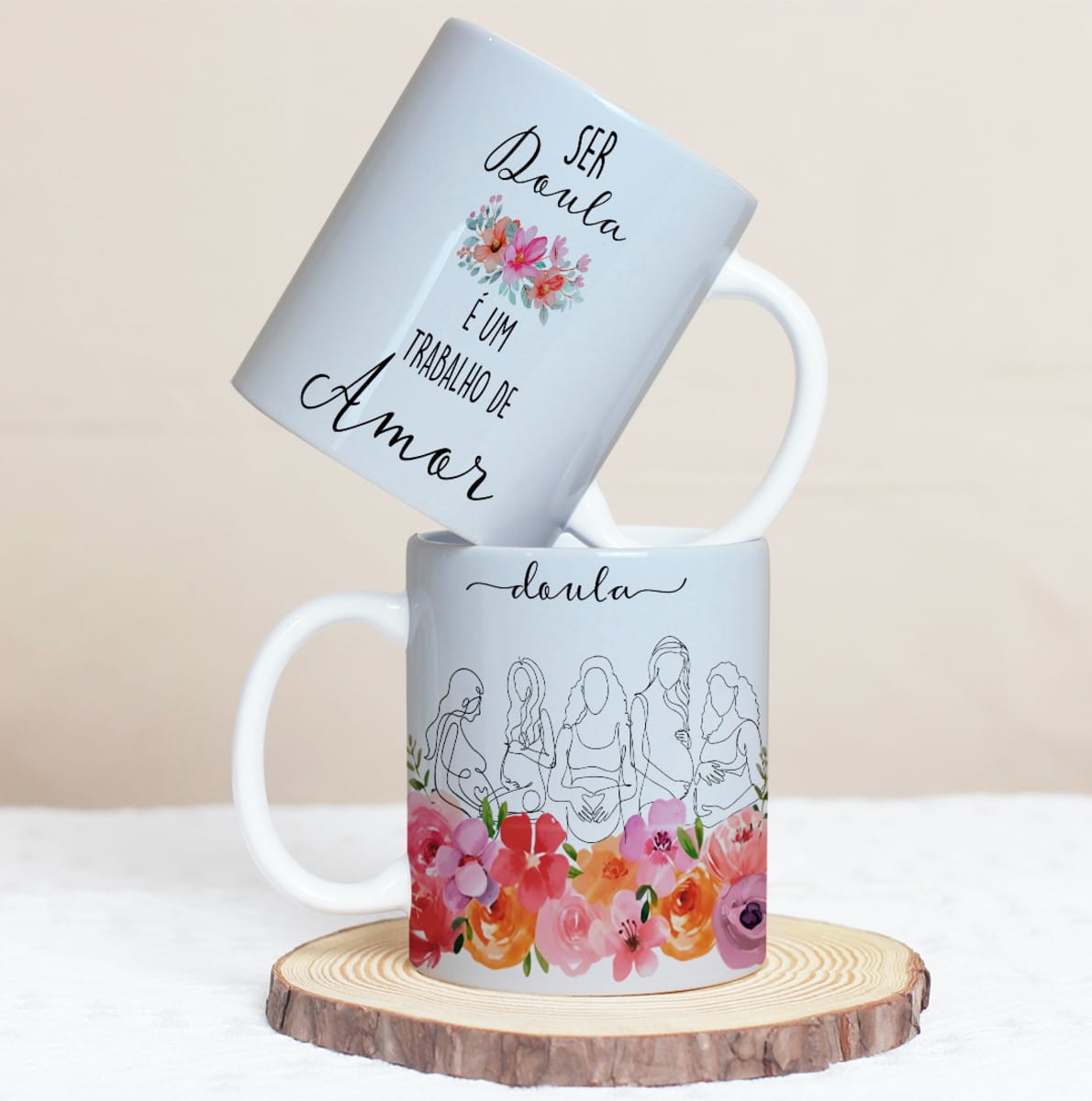 Arte Digital Doula PNG para Caneca Aquarela Floral 1 Duas canecas brancas com estampas florais e desenhos de mulheres grávidas.
