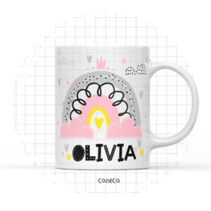 Caneca branca estampada com arco-íris infantil, corações, nuvens e um nome em letras pretas.
