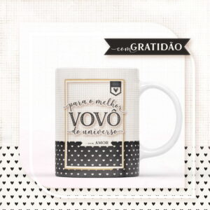 Caneca branca estampada com padronagem quadriculada, corações e texto em português.
