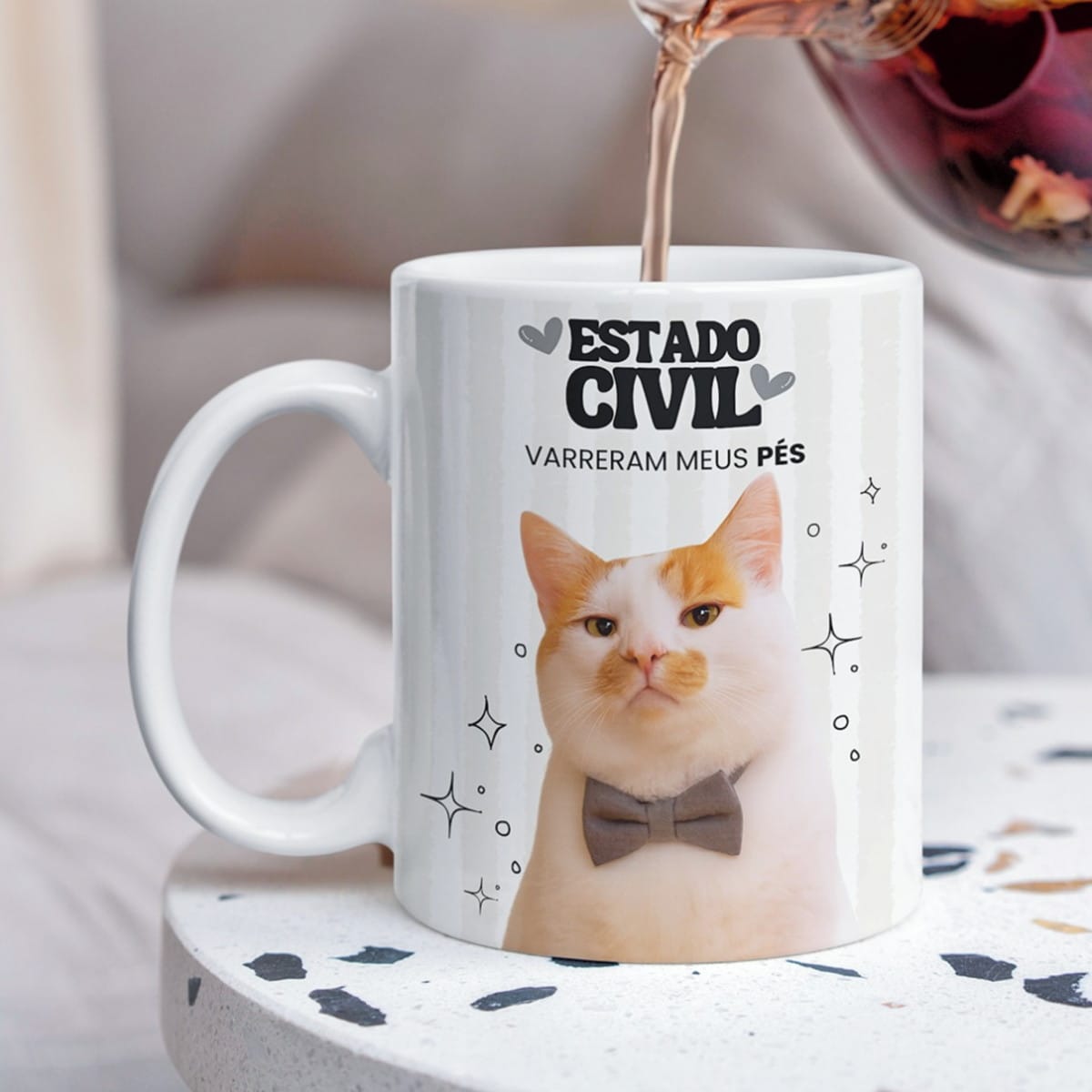 Arte Digital para Caneca Estado Civil Varreram Meus Pés 2 Caneca branca personalizada com foto de gato de gravata borboleta e texto em português.